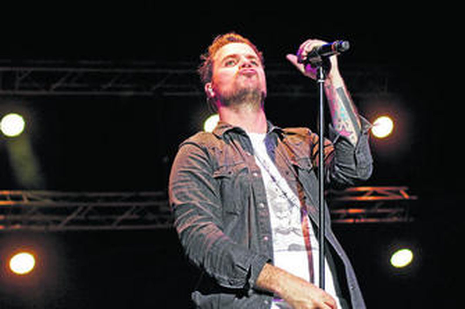 El artista madrileño Dani Martín, durante su concierto en el Castillo de San Sebastián.