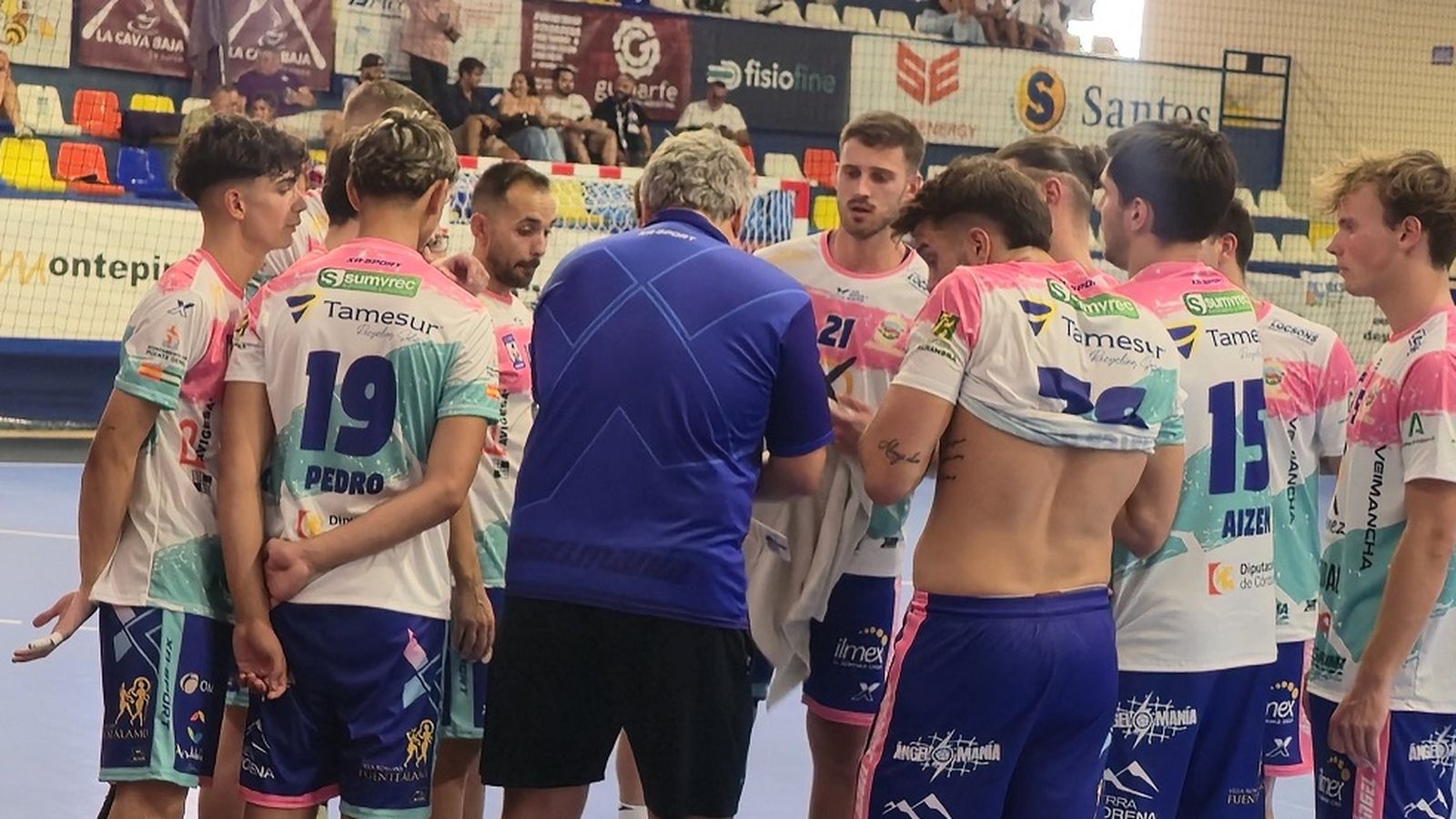 Paco Bustos da órdenes a sus jugadores durante un tiempo muerto.