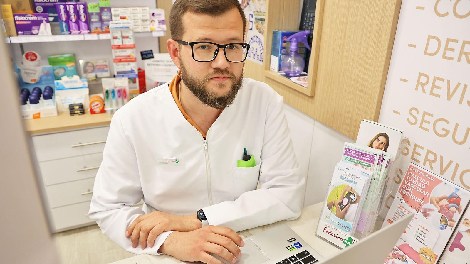 El joven farmacéutico onubense en la farmacia en la que trabaja.