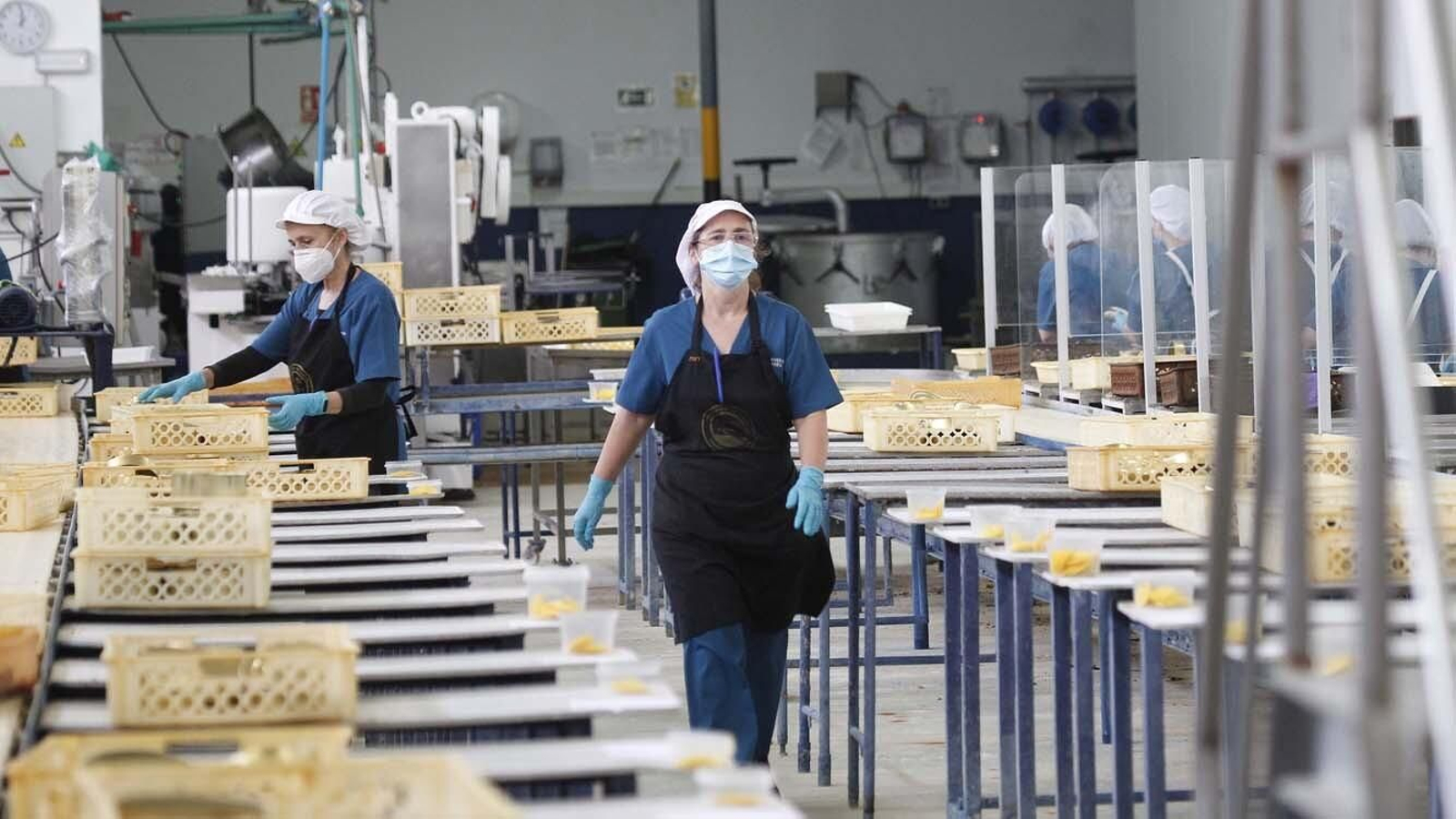 Las fotos de la inauguración de la calle Estibadoras de la Conservera en Tarifa