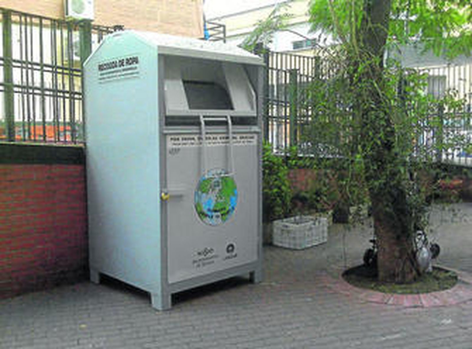 Un contenedor de recogida de ropa en el barrio de Los Remedios.