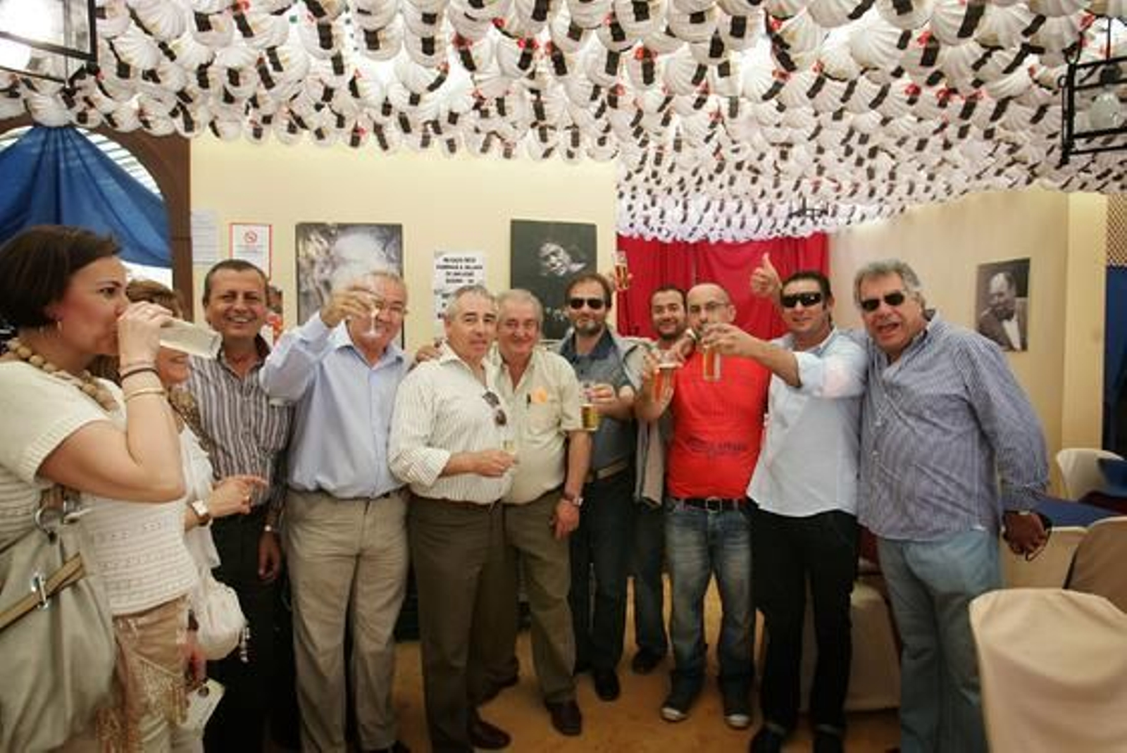 Socios y simpatizantes de Los Cernícalos, en plena exaltación festiva. 

Foto: Pascual