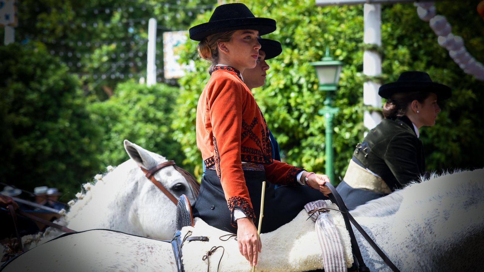 Una joven amazonas durante el paseo de caballos.
