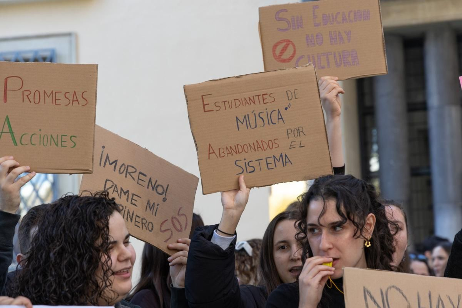 Concentración del alumnado del Conservatorio Superior de Música de Jaén para reclamar a la Junta de Andalucía que cumpla con los compromisos de dotación instrumental de la nueva sede