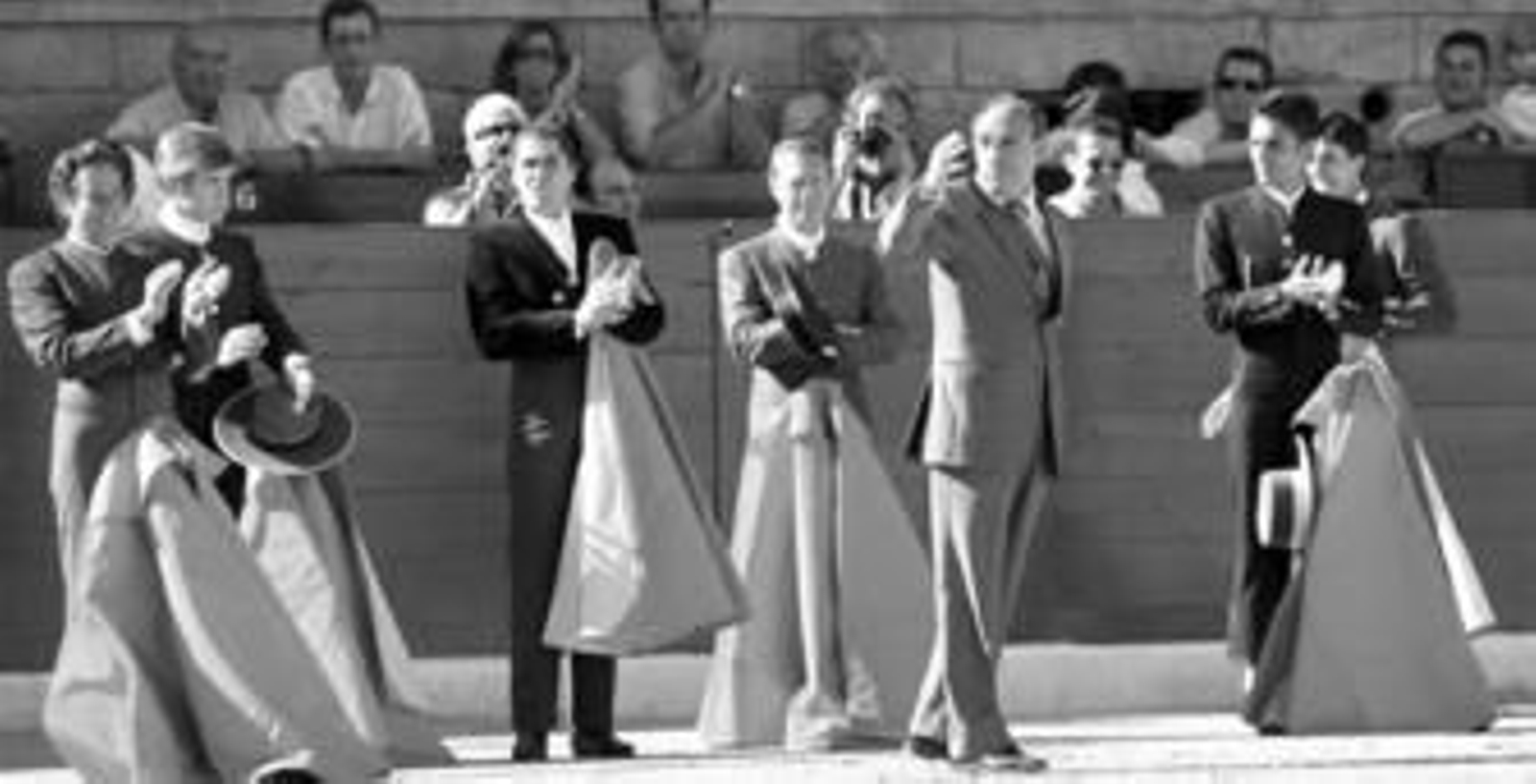 El homenajeado, Jesús Franco Cardeño, ovacionado por sus compañeros tras romperse el paseíllo.