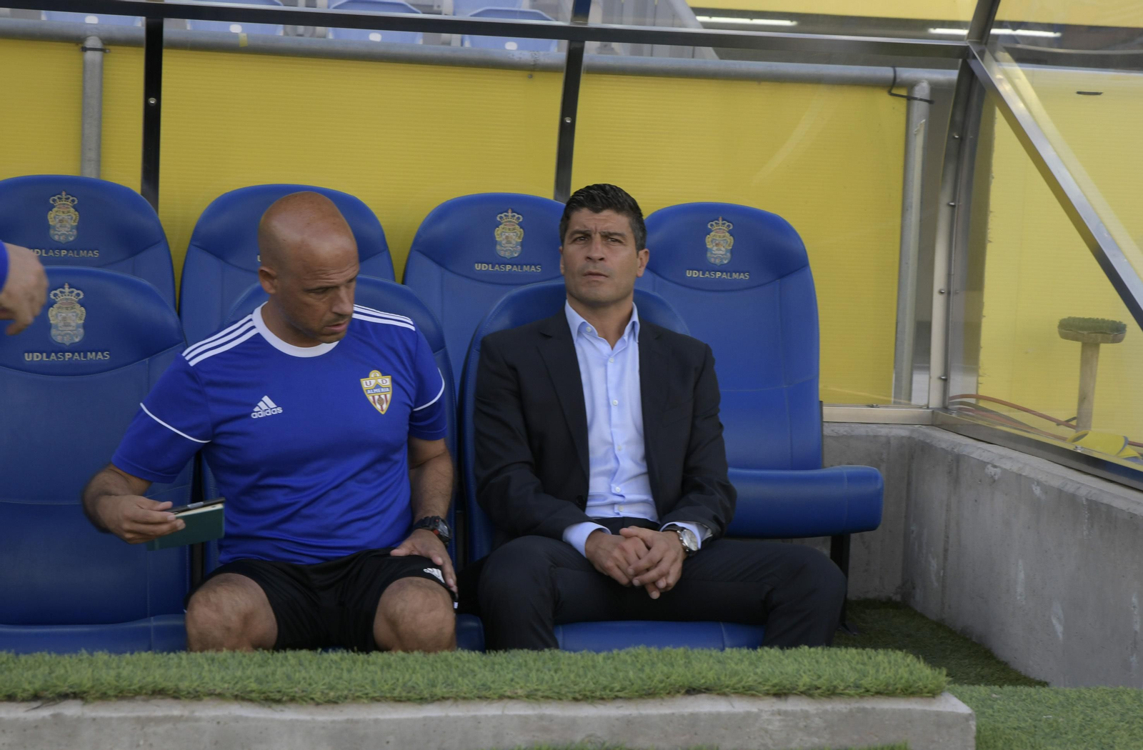 El técnico rojiblanco junto a uno de sus ayudantes en el banquillo del Estadio de Gran Canaria