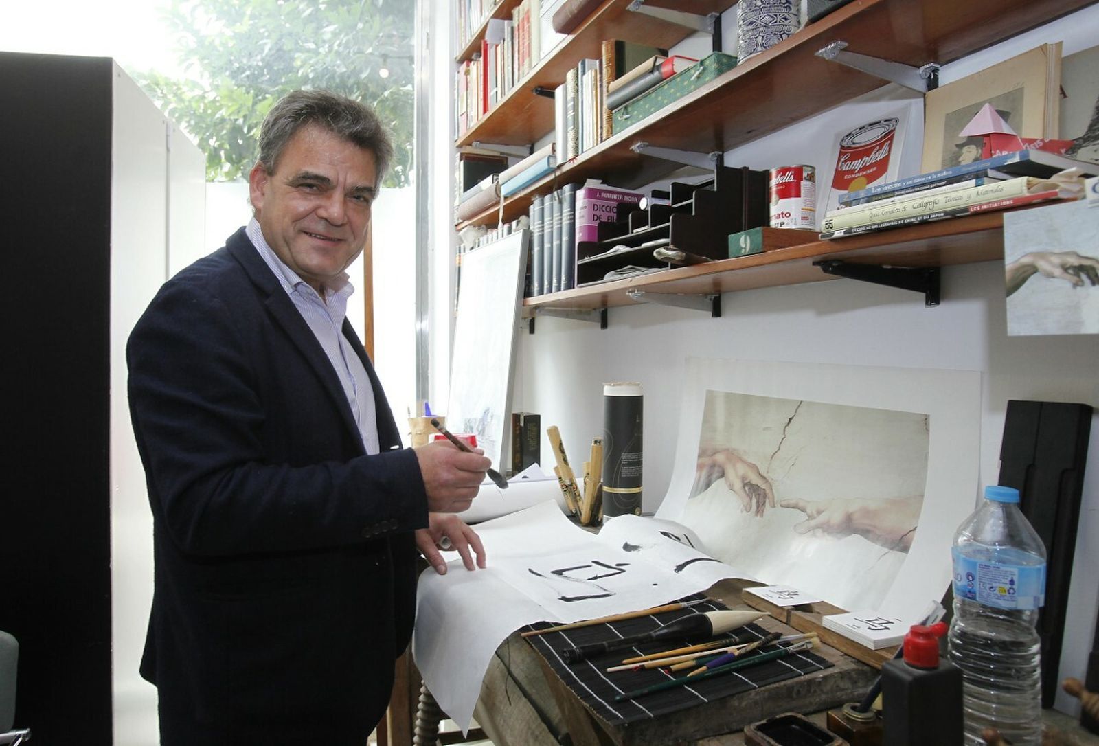 Molina Flores, practicando la caligrafía china.