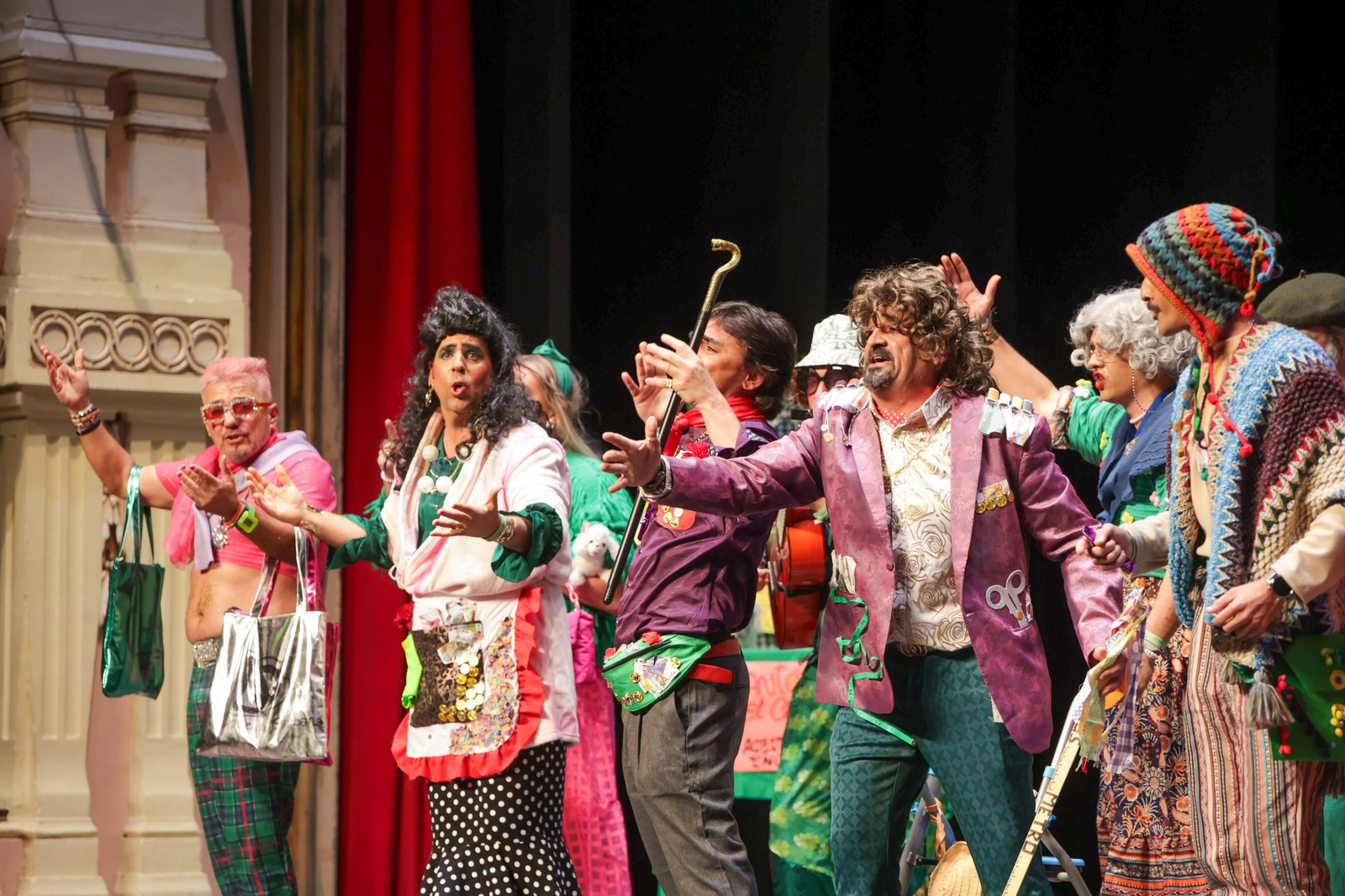 Imágenes de la actuación de la murga de Huelva "Los puestos de tó" en el Carnaval Colombino