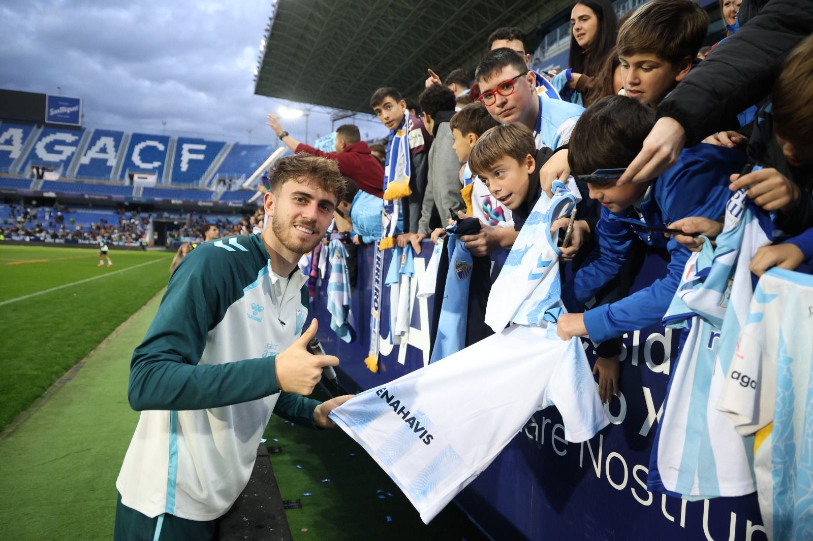 Búscate en las fotos del entrenamiento del Málaga CF en La Rosaleda