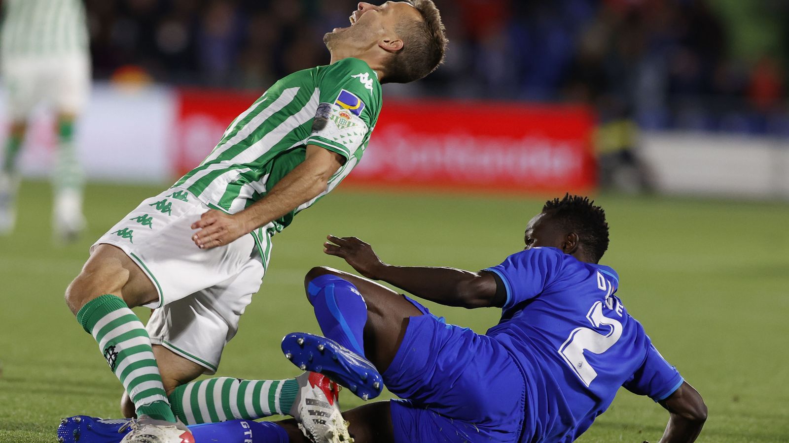 Canales sufre una entrada por detrás de Djené.