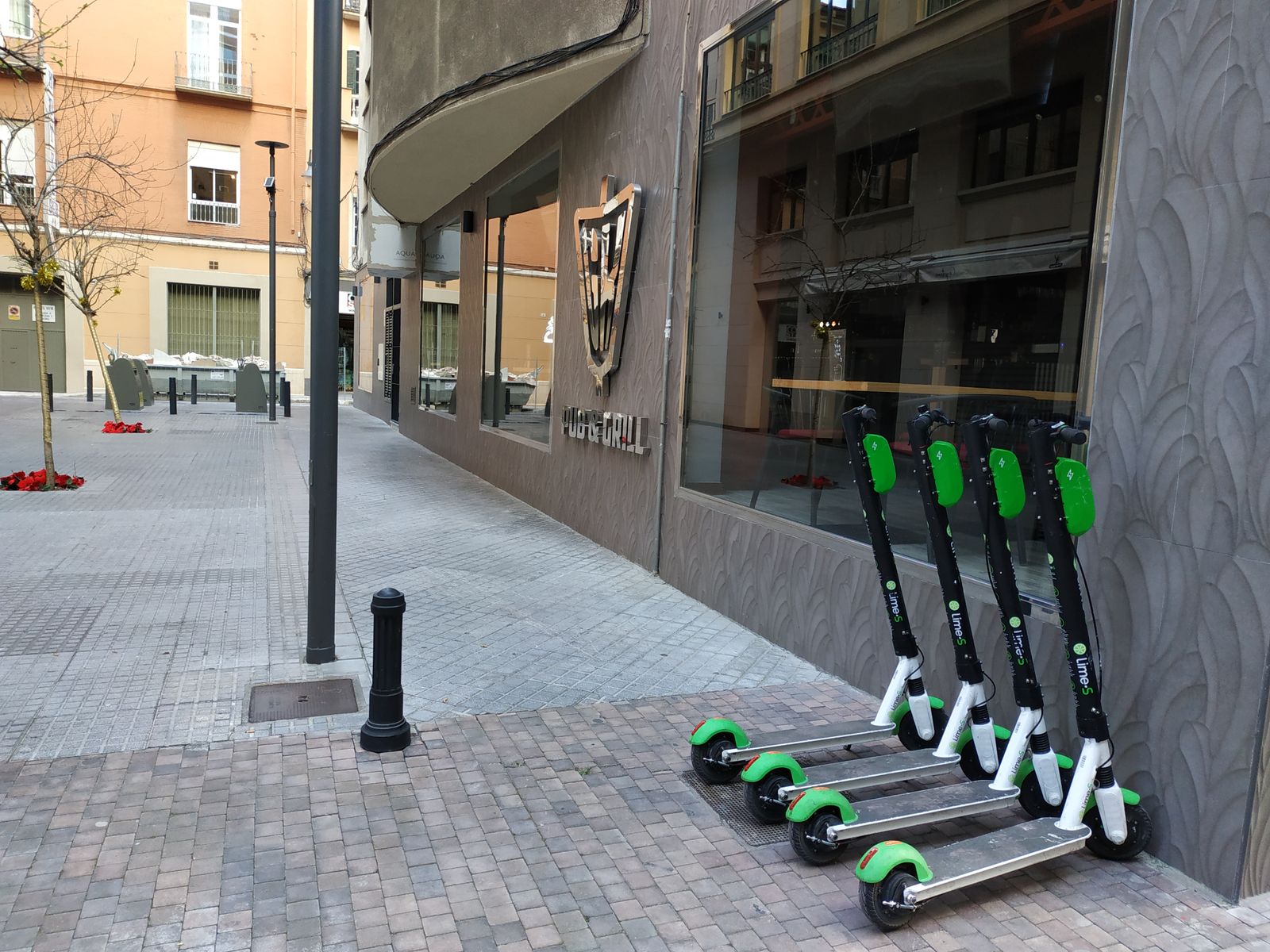 Uno de los espacios reservados para el estacionamiento de patinetes de la firme Lime.