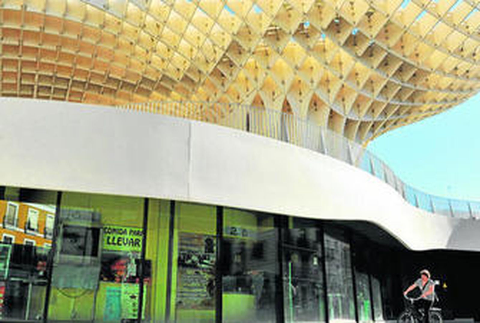 Los dos bares del mercado de abastos de la Encarnación en cuya cristalera se colocará la nueva puerta.