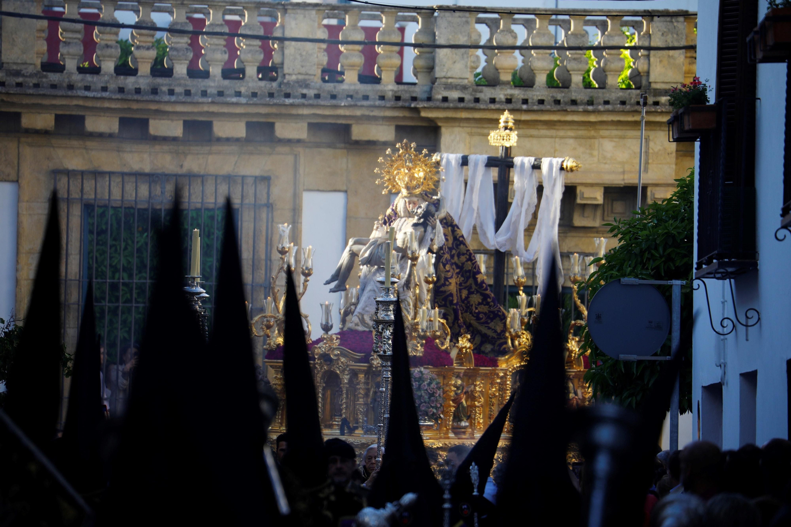Jueves Santo en Córdoba: la procesión de Las Angustias, en imágenes