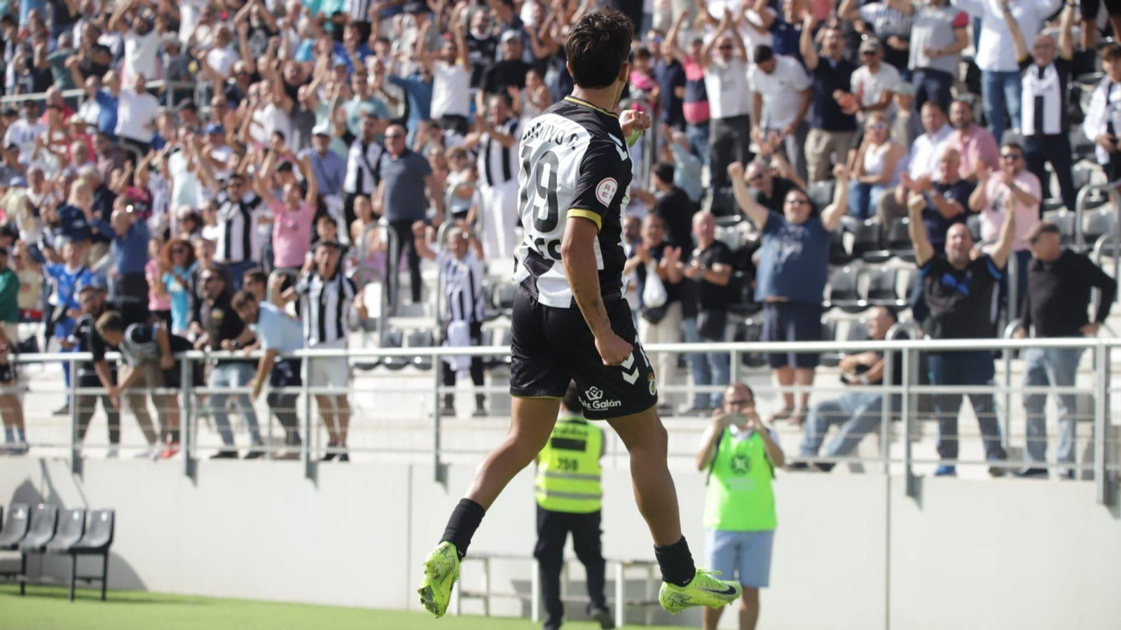 Juaniyo, en el aire, celebra uno de sus dos goles ante el Pozoblanco.