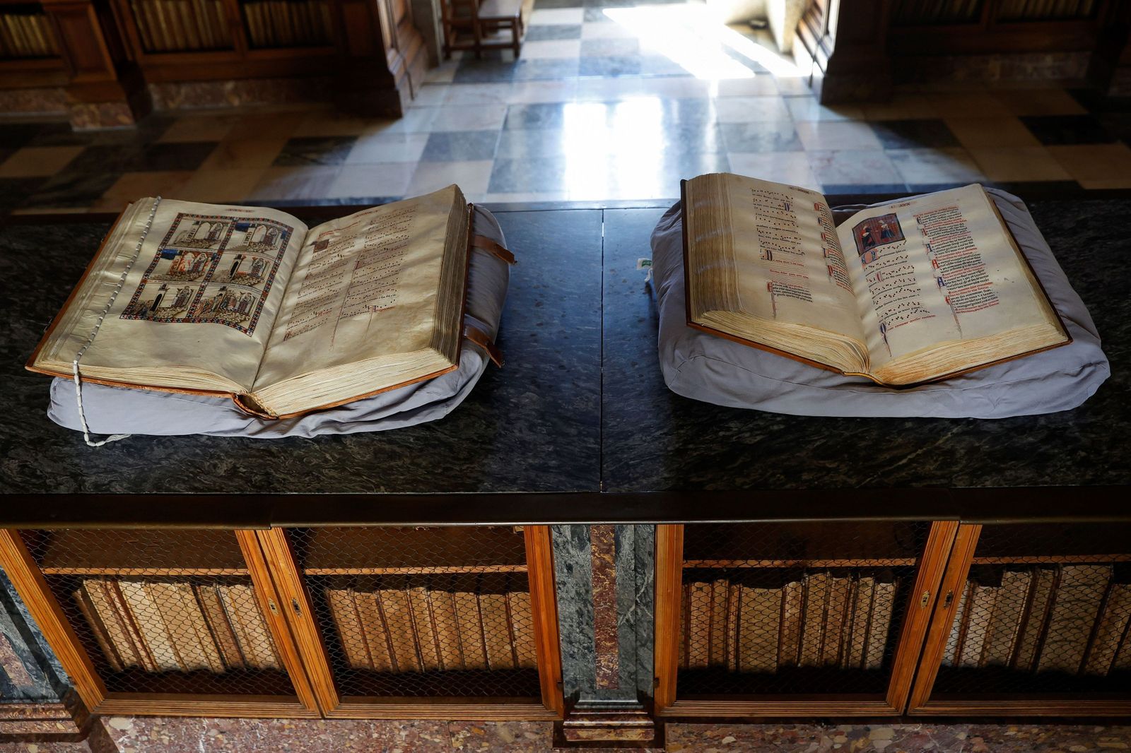 Los dos códices de las Cantigas de Alfonso X que atesora el Monasterio del Escorial.