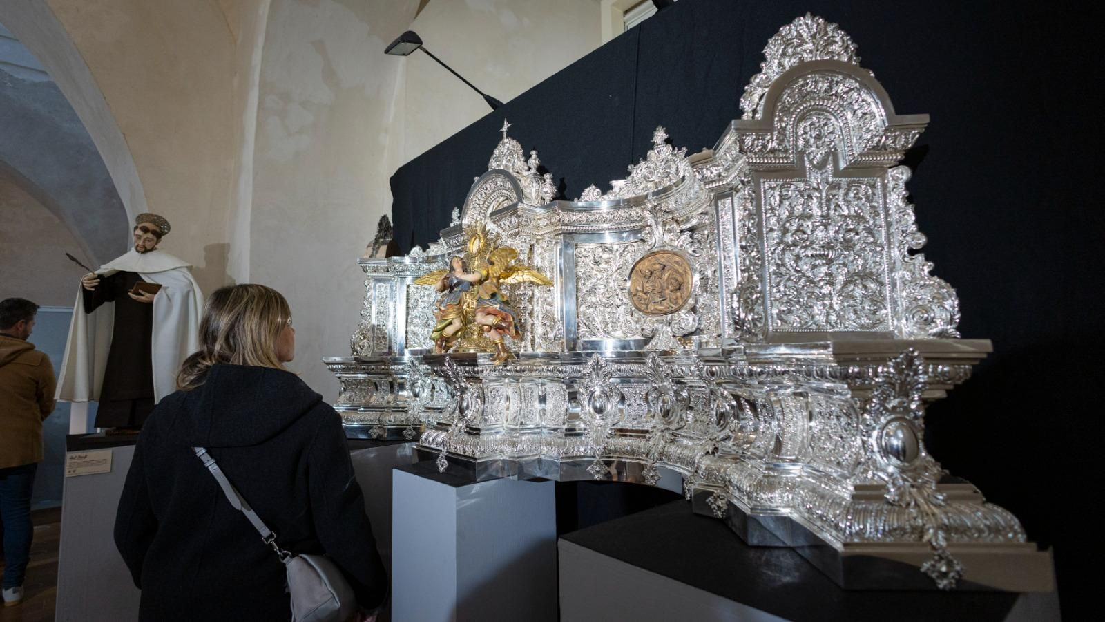 Inaugurada la muestra 'Dei Craft': San Fernando muestra su patrimonio cofrade