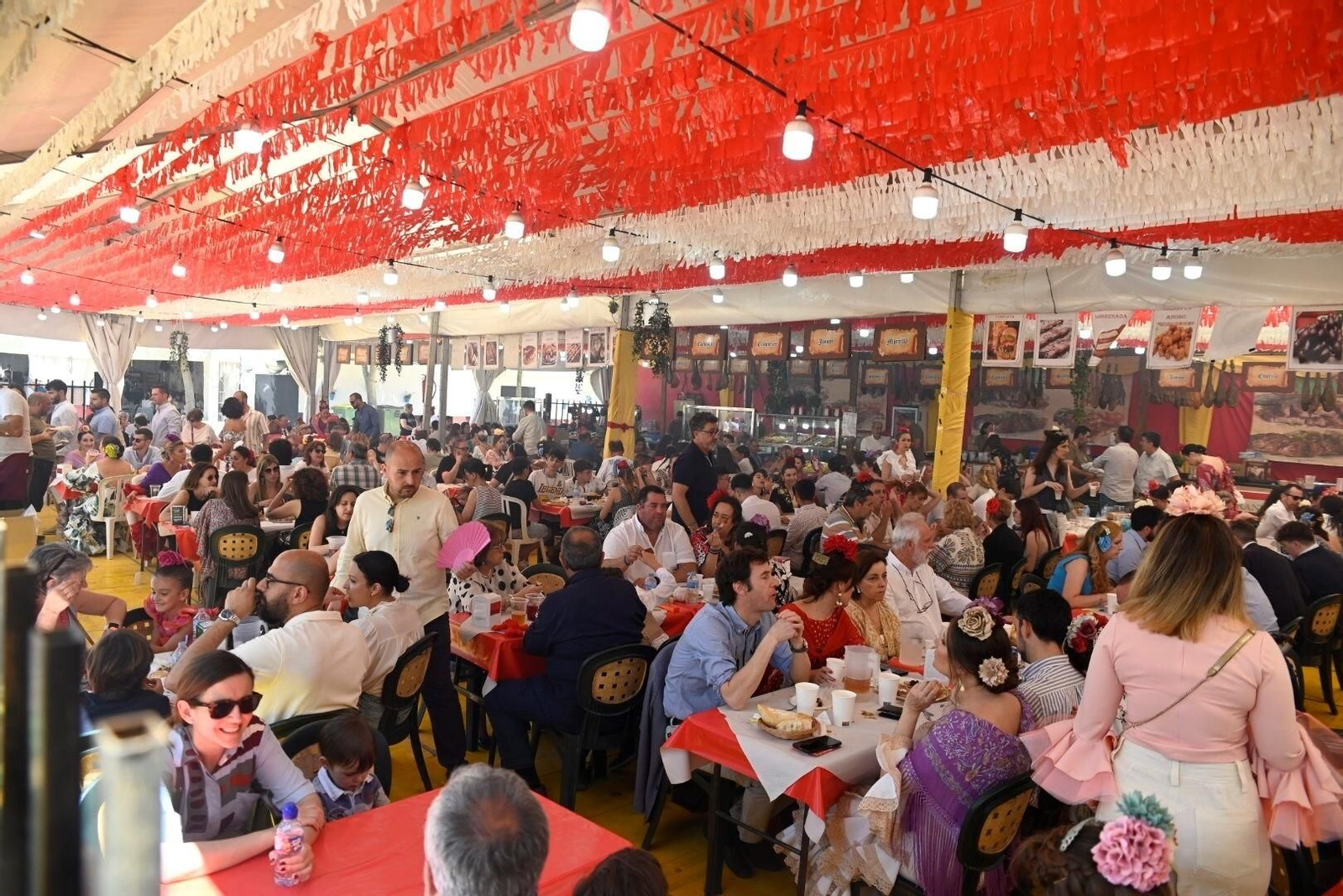 Interior de una caseta en la Feria de Córdoba.