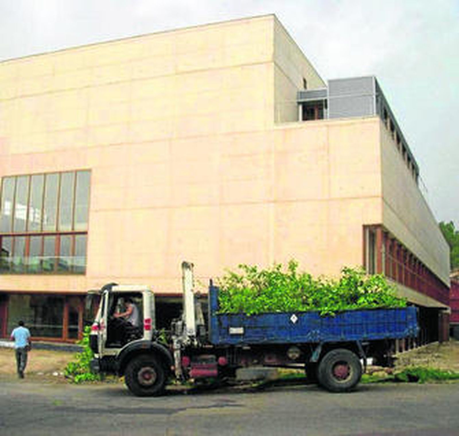 Operarios ultiman los trabajos en la nueva instalación cultural.