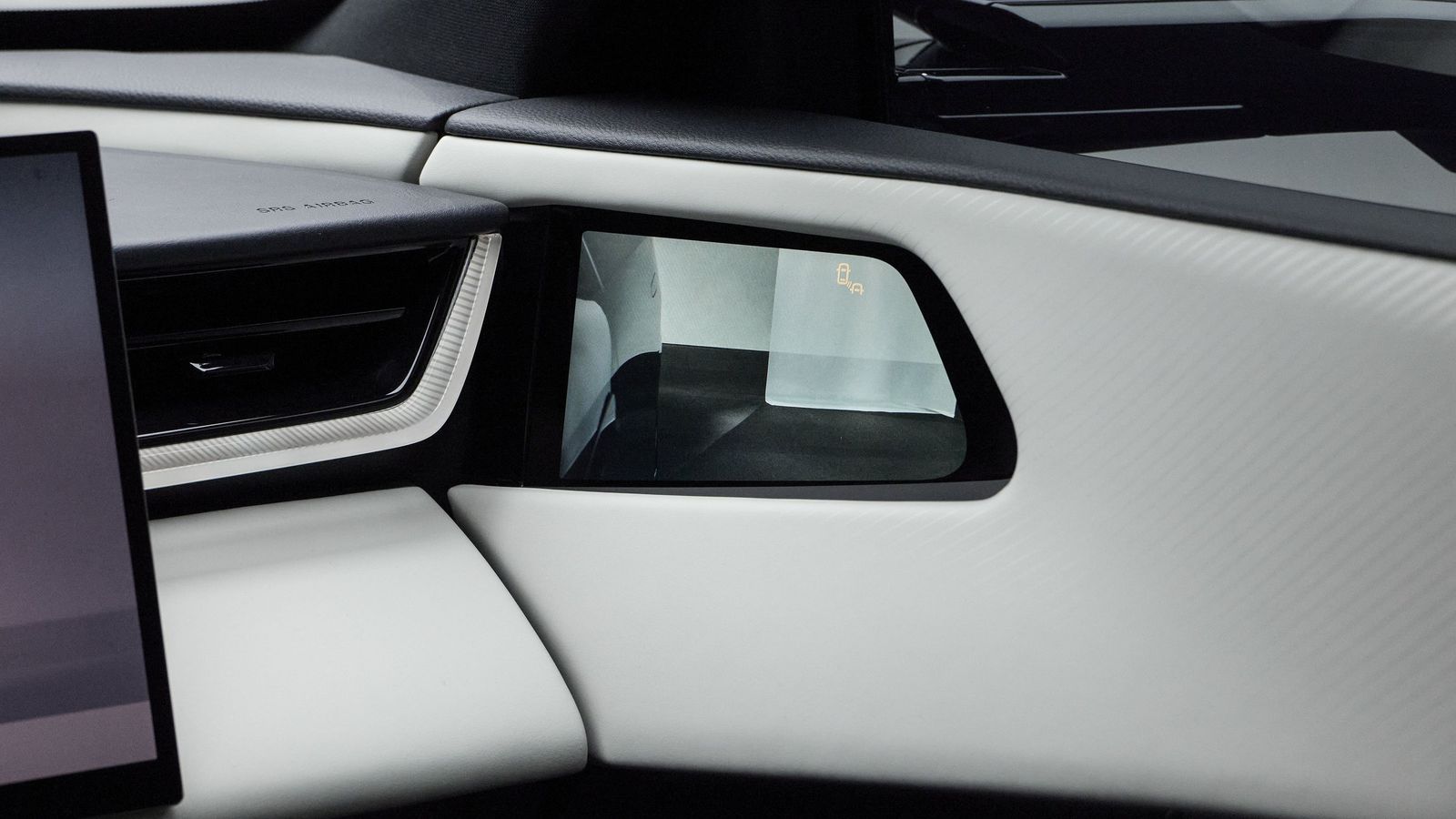 Entre el equipamiento figuran los retrovisores laterales con cámaras que permiten optimizar la aerodinámica. También el interior puede funcionar como espejo o pantalla de una cámara más.