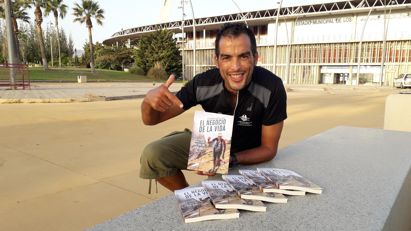 Con su nuevo libro en el Mediterráneo, donde entrena a un grupo de opositores.