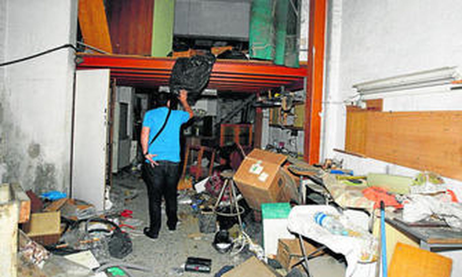 Garaje donde se localizaron los artefactos, en el único edificio que aún queda en pie en la entrada a Almería por el barrio de Pescadería.