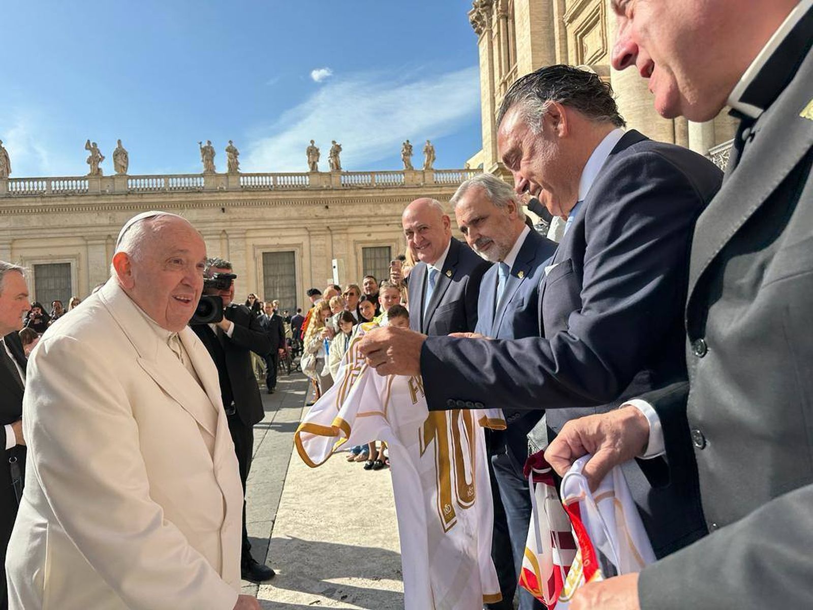 El Papa Francisco, en la recepción a la Cultural con motivo de su centenario.