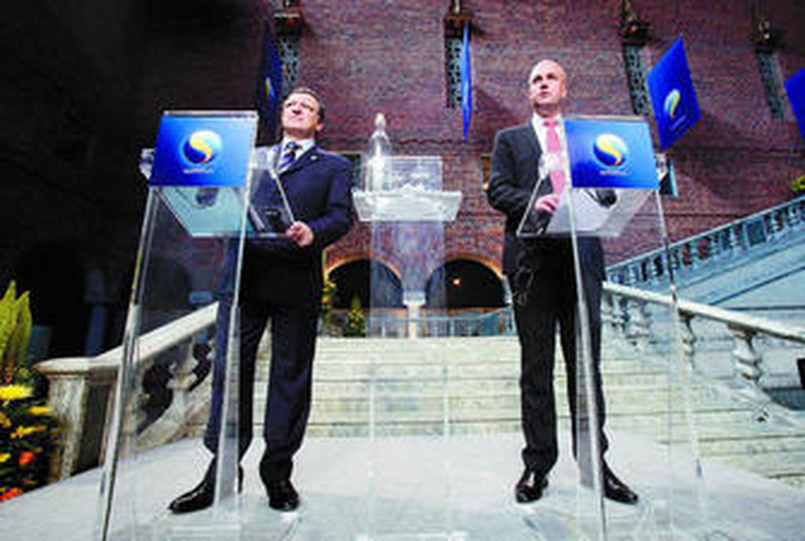 El primer ministro sueco, Reinfeldt, y el presidente de la Comisión, Barroso (i), durante la rueda de prensa.