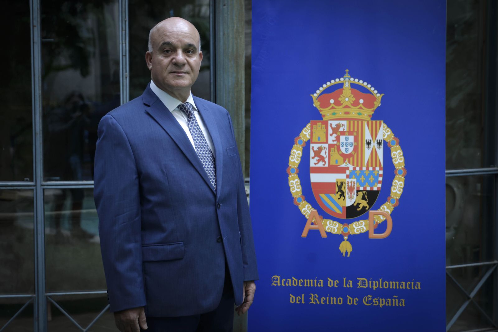 Malek Twal posa durante su visita a Sevilla para ingresar en la Academia de la Diplomacia.
