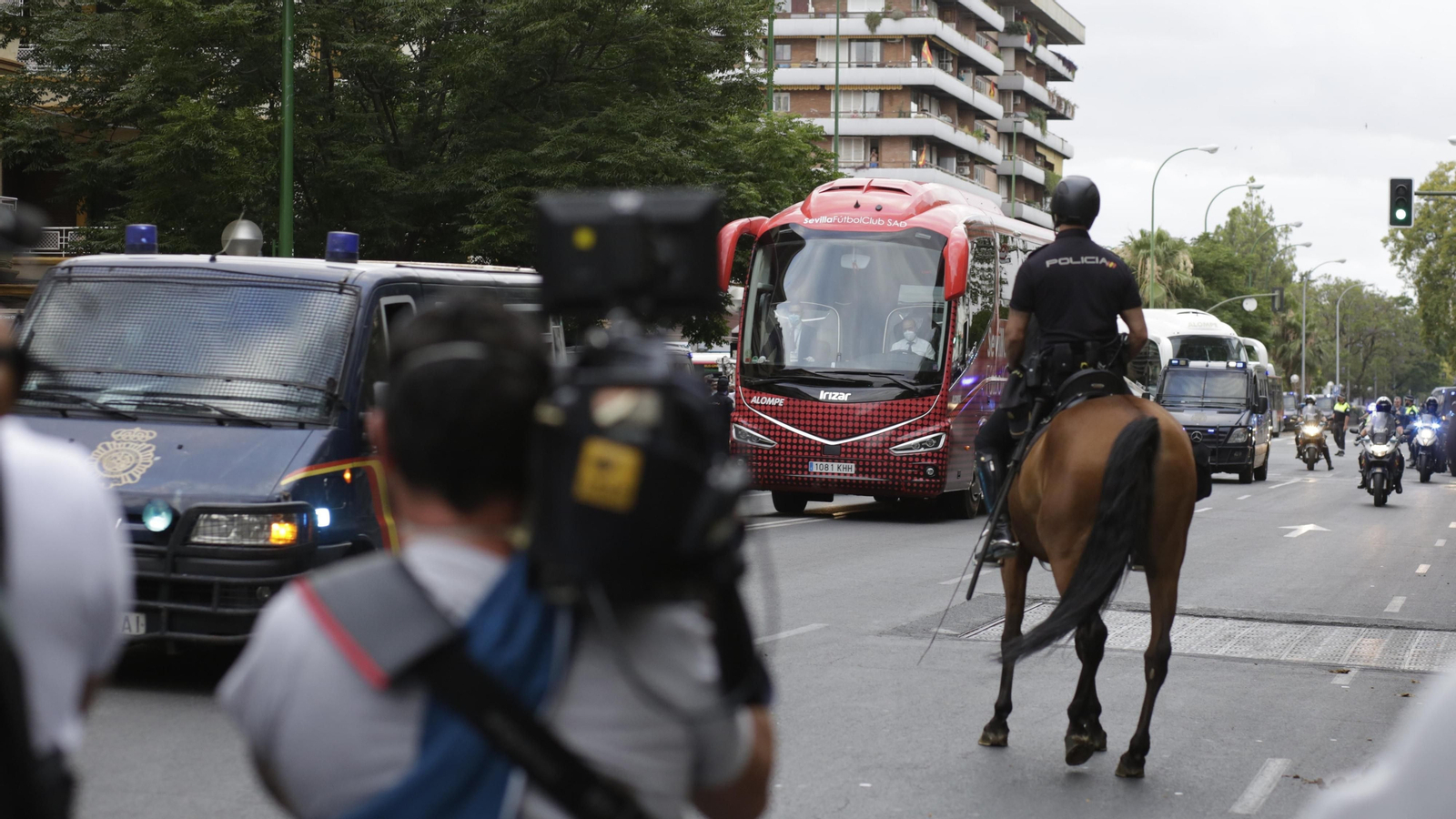 Mucha  presencia policial en el entorno del Sanchez Pizjuán  durante el derbi
