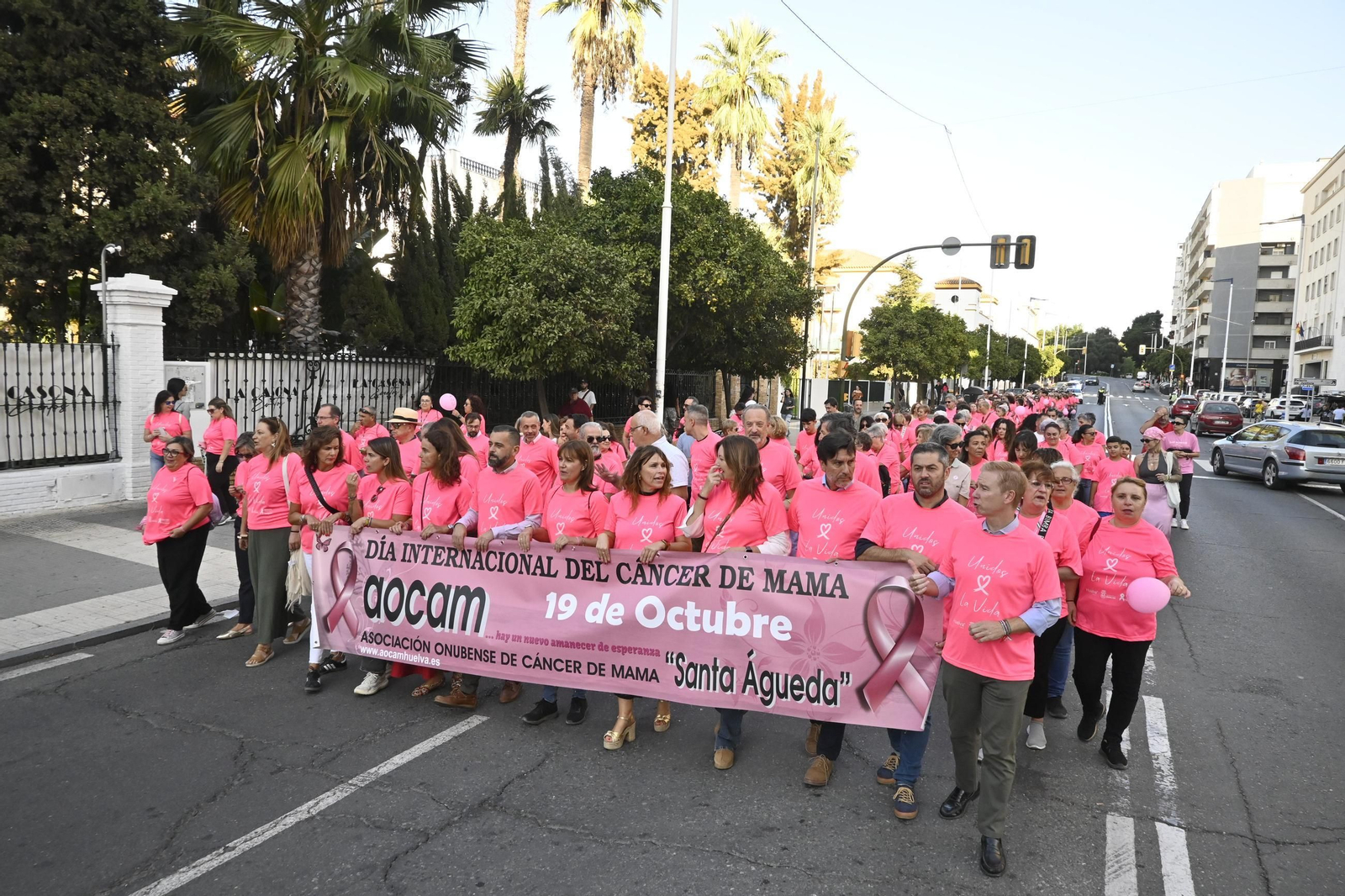 Cadena humana del día internacional del cáncer de mama