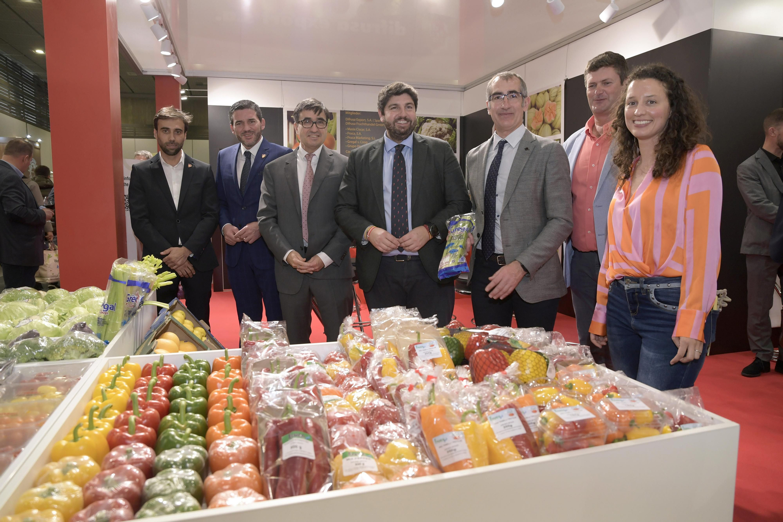 Imágen de la pasada edición de Fruit Logistica. Abajo, diseño del estand; y López Miras durante la manifestación en defensa del Trasvase Tajo-Segura. Imágen de la pasada edición de Fruit Logistica. Abajo, diseño del estand; y López Miras durante la manifestación en defensa del Trasvase Tajo-Segura.