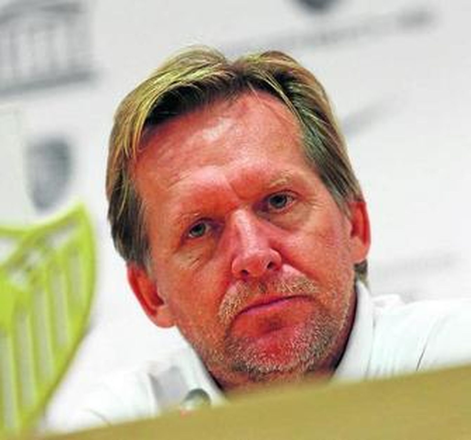 Pepe Mel realiza indicaciones durante el entrenamiento de ayer en el Benito Villamarín.