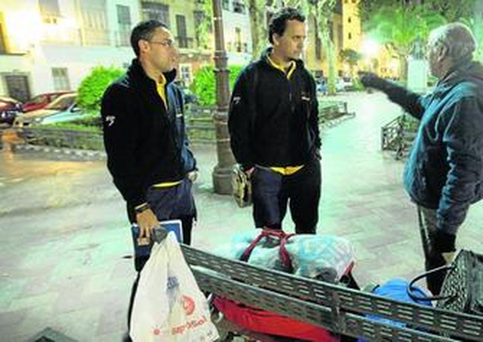 Carlos y Nacho conversan con Jesús para interesarse por su estado y para tratar que les acompañe hasta el Centro de Acogida Municipal.