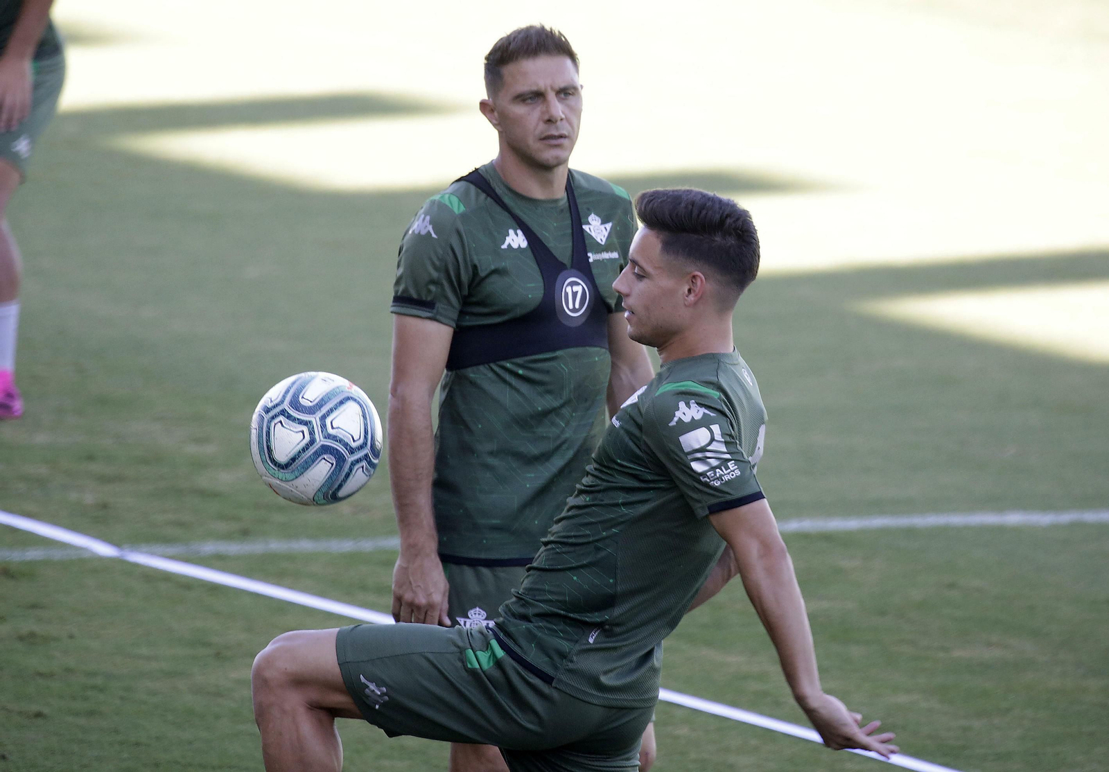 Joaquín, pensativo, con Álex Moreno justo delante.