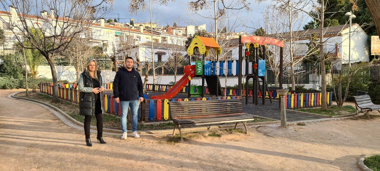 La candidata a la alcaldía de Monachil, Cristina Marín, en los parques del municipio