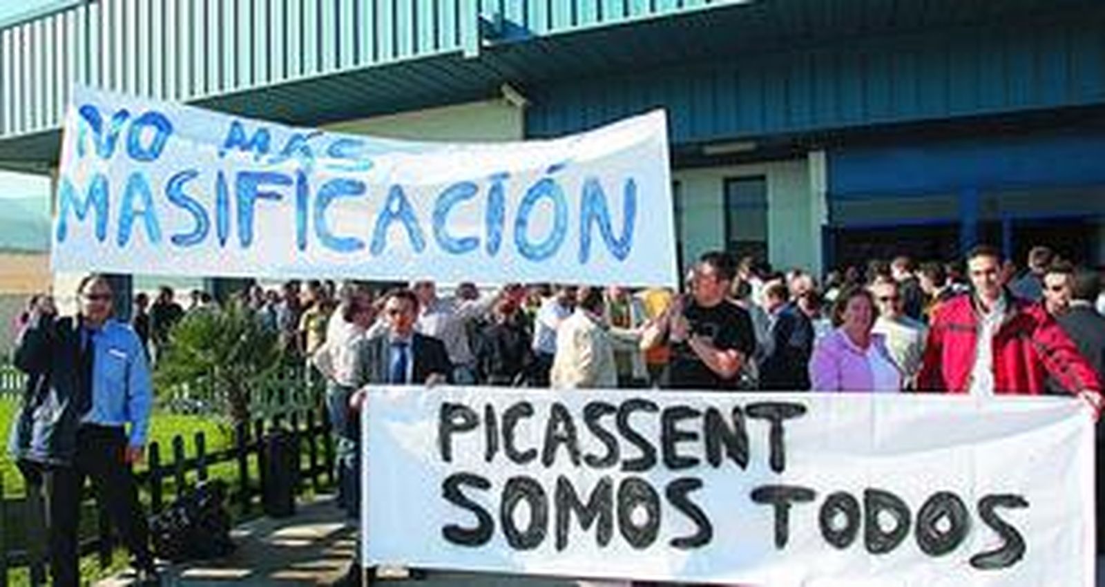 Imagen de la concentración que tuvo lugar ayer en la prisión de Botafuegos.