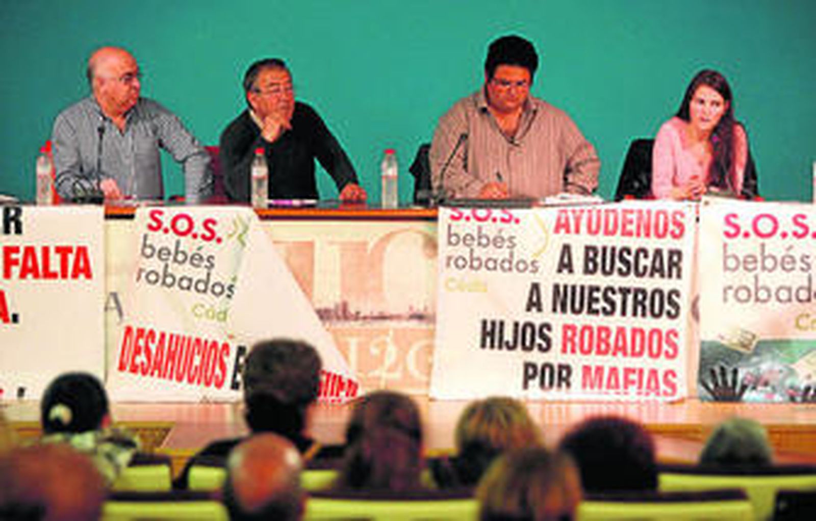 Los representantes de SOS Bebés Robados Cádiz, ayer tarde presidiendo el encuentro  celebrado.