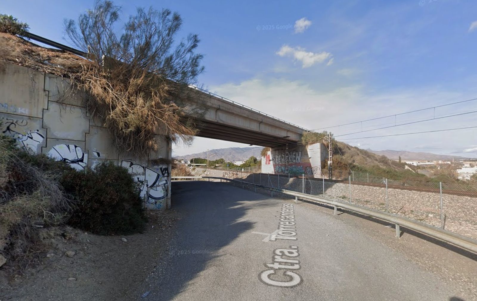 Puente sobre las vías del tren en la carretera A-1000 en Huércal de Almería.