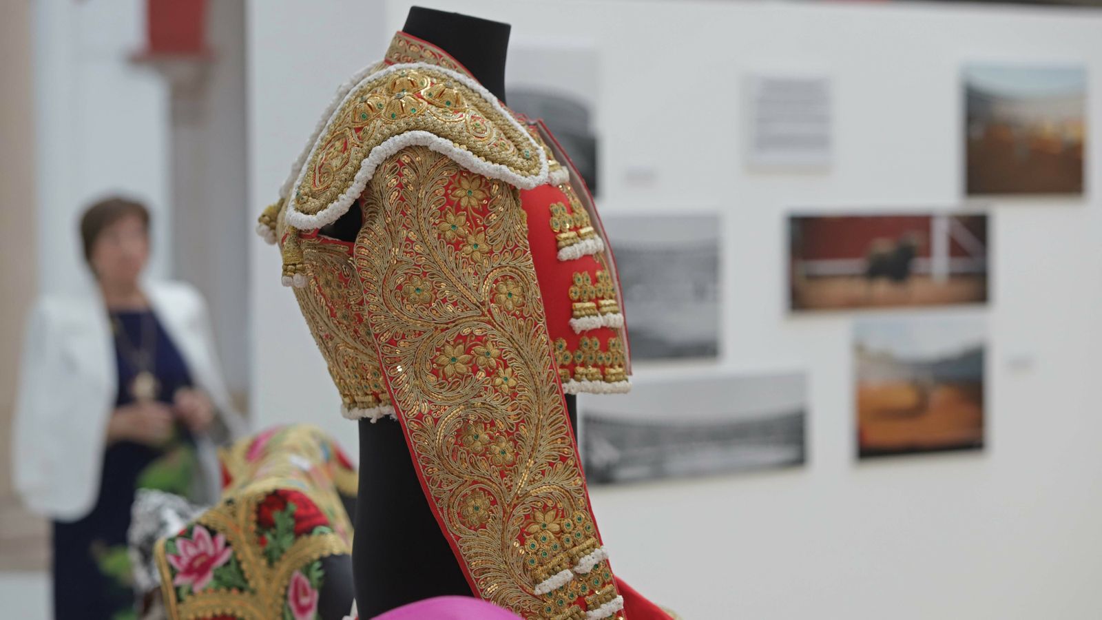 Exposición de fotografía taurinas y trajes de toreo en el museo de Algeciras