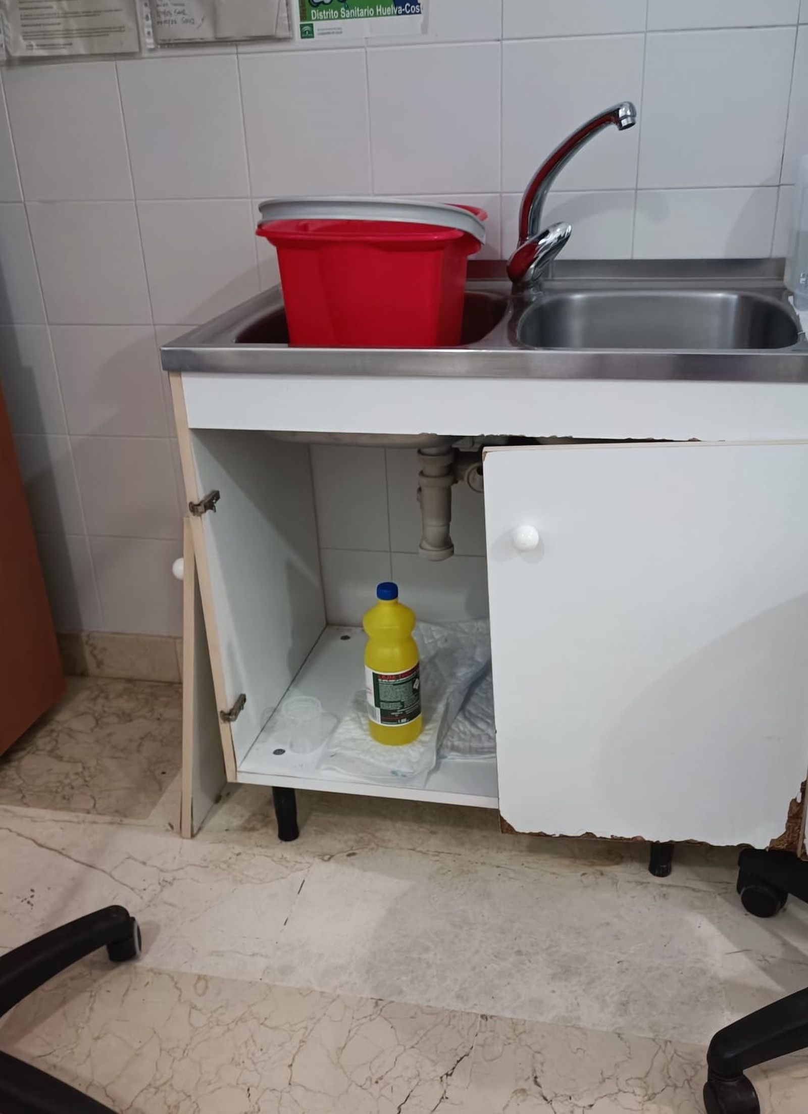 Las imágenes de los desperfectos y roturas denunciados en Urgencias de Huelva