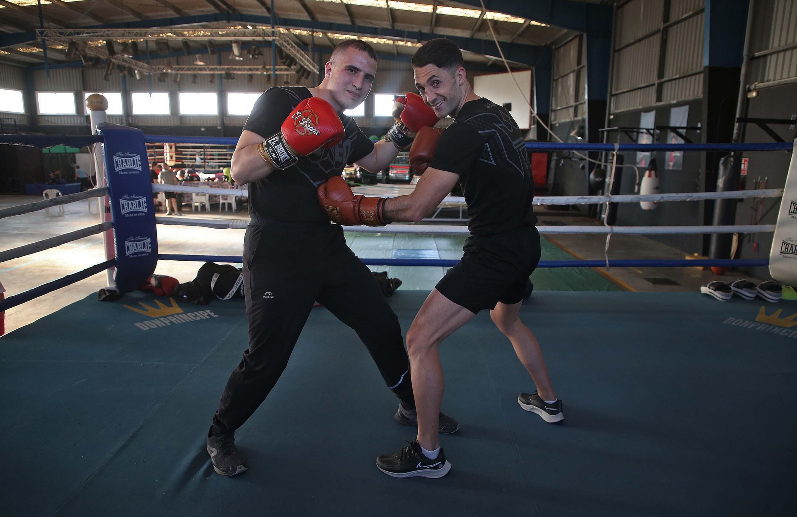 Fotos del entrenamiento previo al debut profesional de los boxeadores Christian Tocón Pérez Abdellah y Tyronne Buttigieg del Club Don Principe de La Línea Fotos del entrenamiento previo al debut profesional de los boxeadores Christian Tocón Pérez Abdellah y Tyronne Buttigieg del Club Don Principe de La Línea