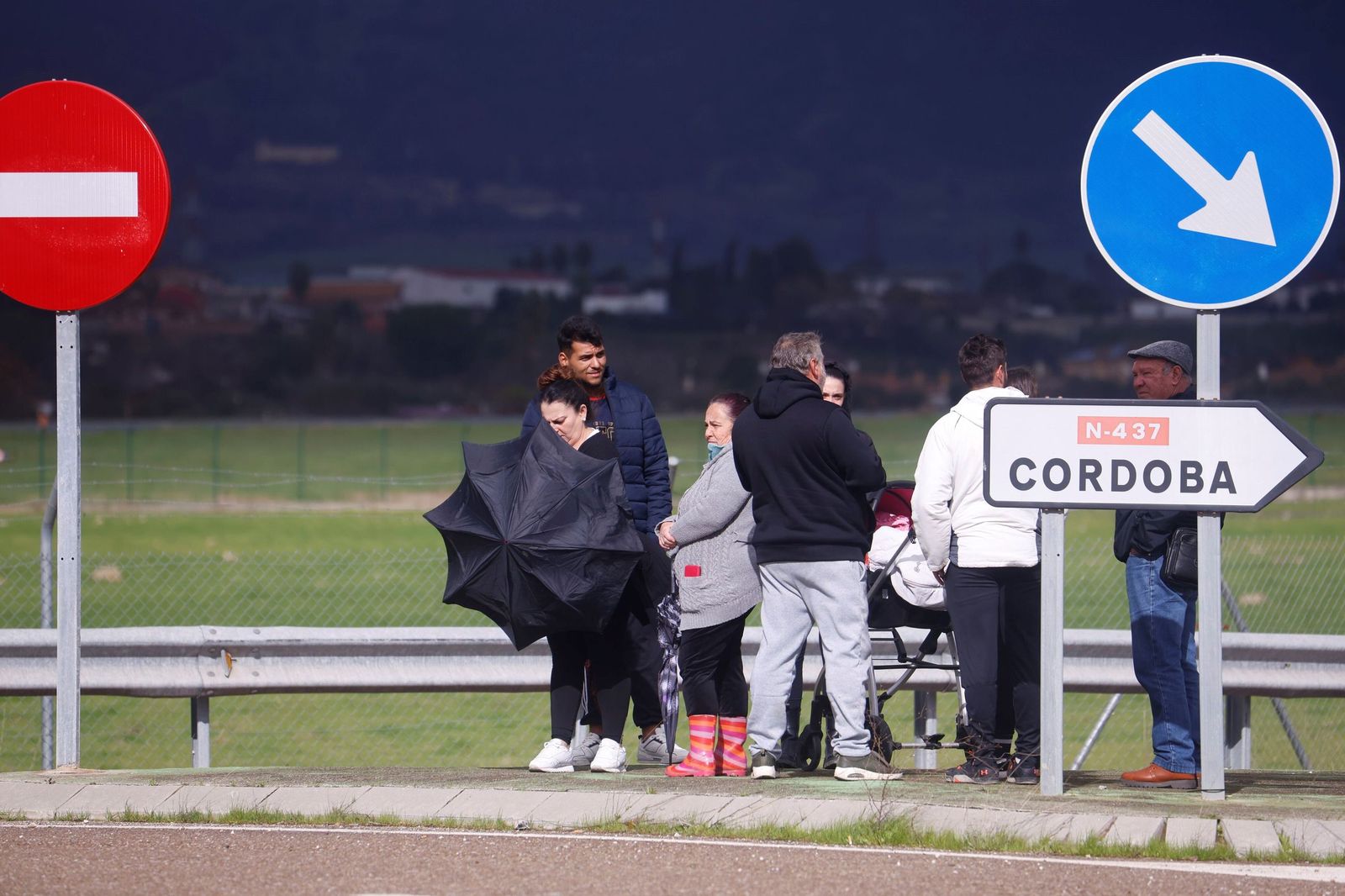 Los vecinos de Alcolea y de las parcelas de Guadalvalle siguen desalojando sus casas, en imágenes