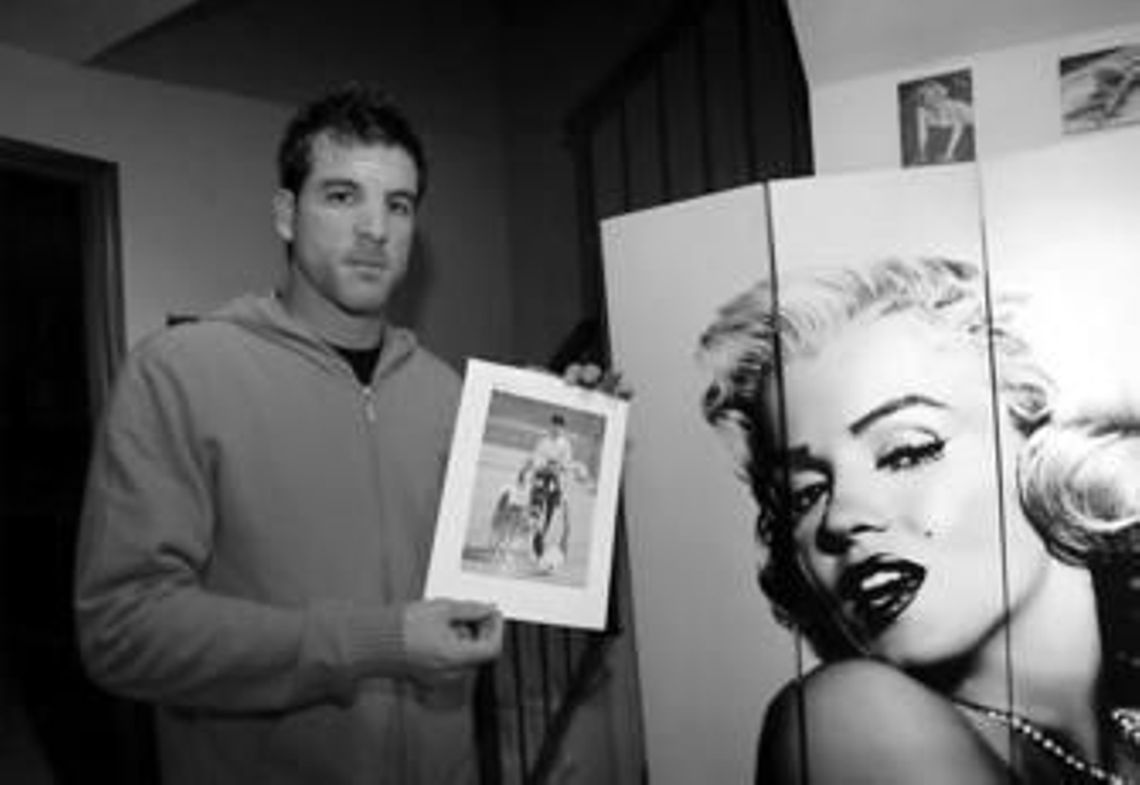 El portero del Cádiz posa con una foto de su perro, en un entrenamiento cuando estaba en el Real Madrid.