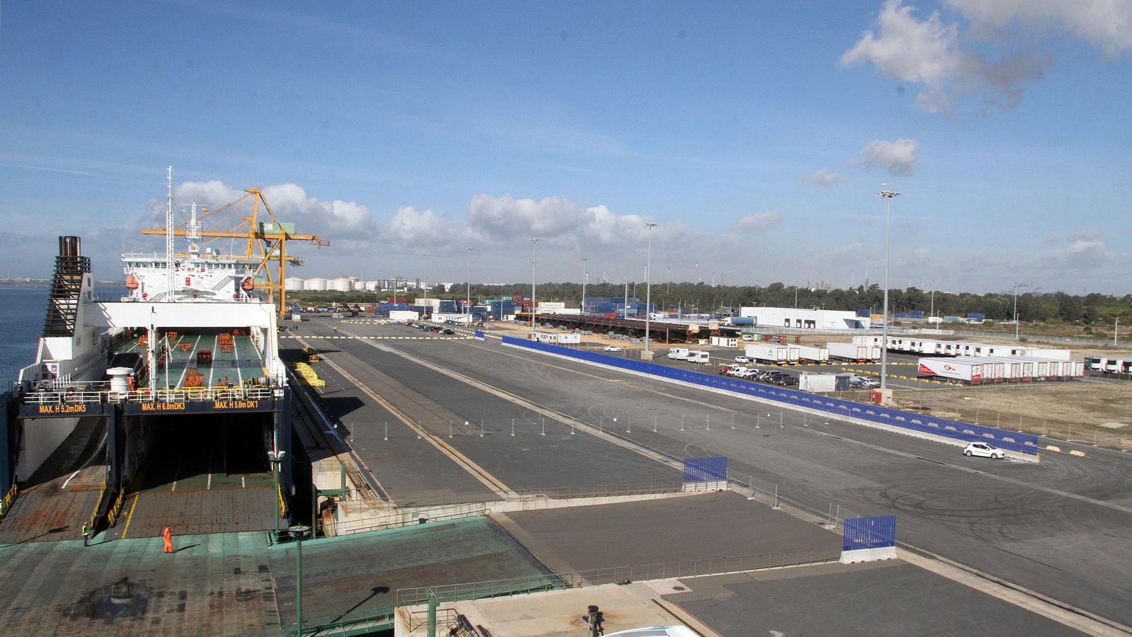 Imagen de la popa del 'Clipper Pennant' ante varios de los camiones que serán embarcados hacia Canarias mañana