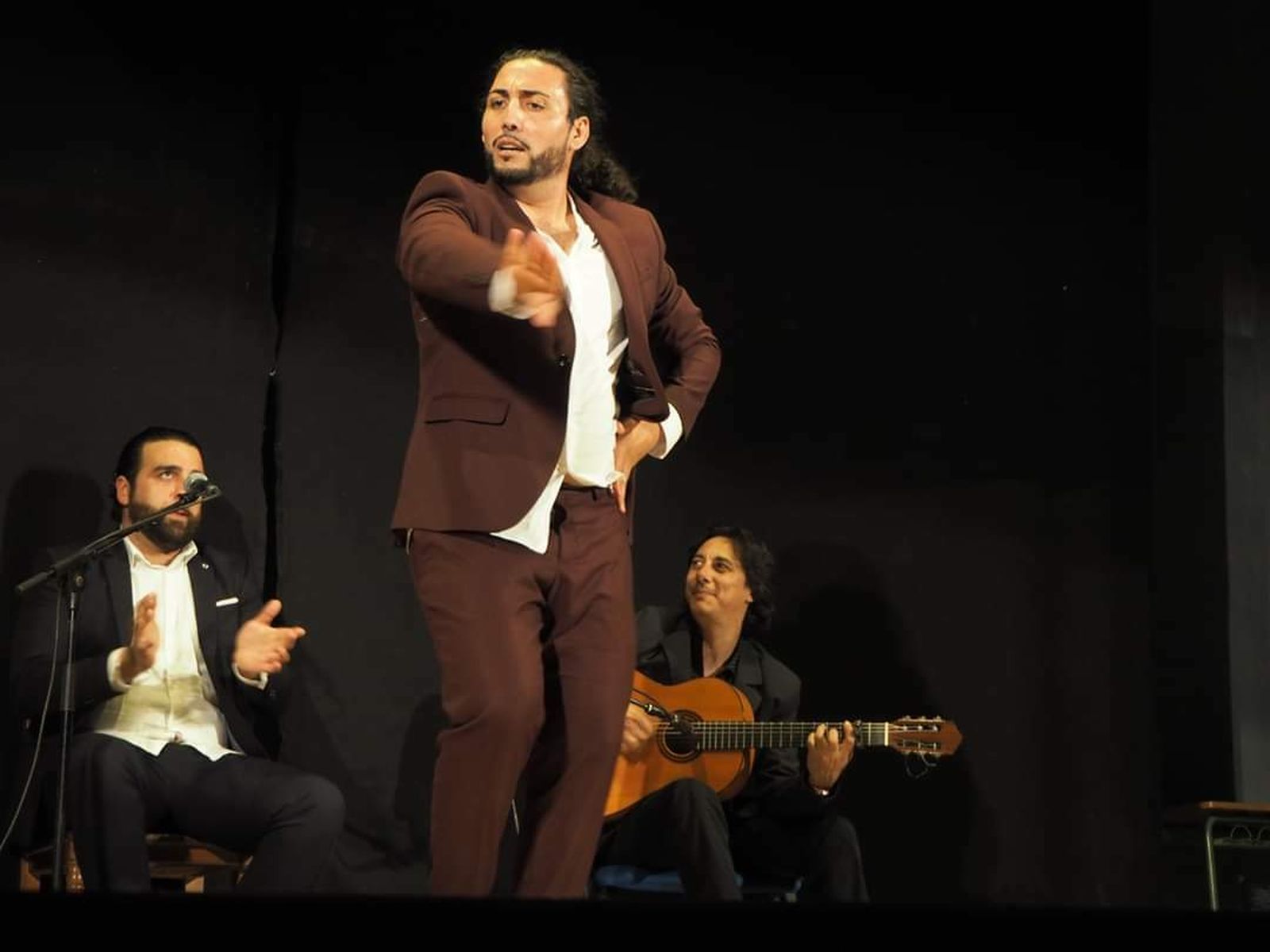 El bailaor almeriense José Tomás enseña su raza.