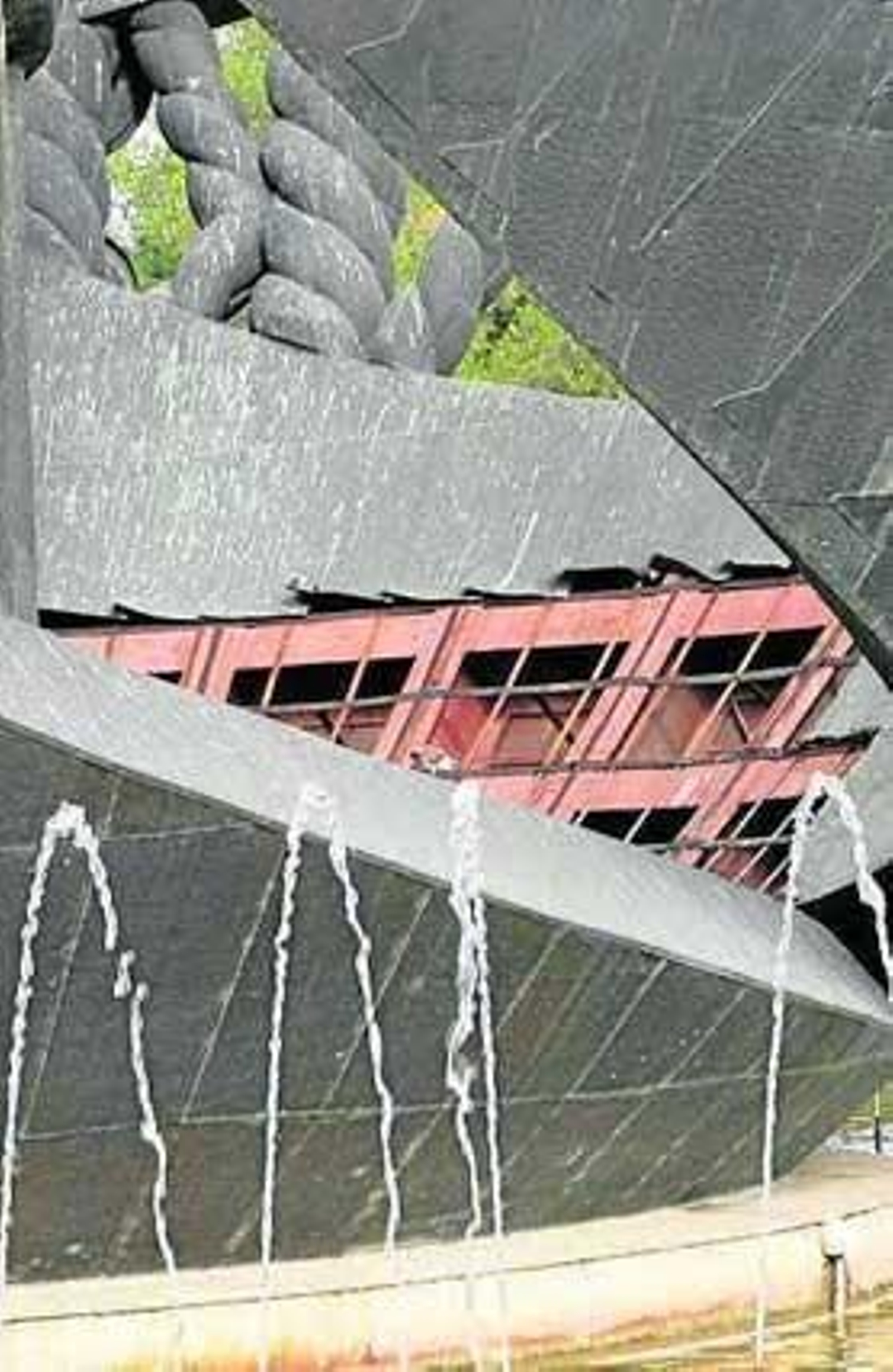 Urbanismo protegerá con una valla el monumento a Colón Urbanismo protegerá con una valla el monumento a Colón