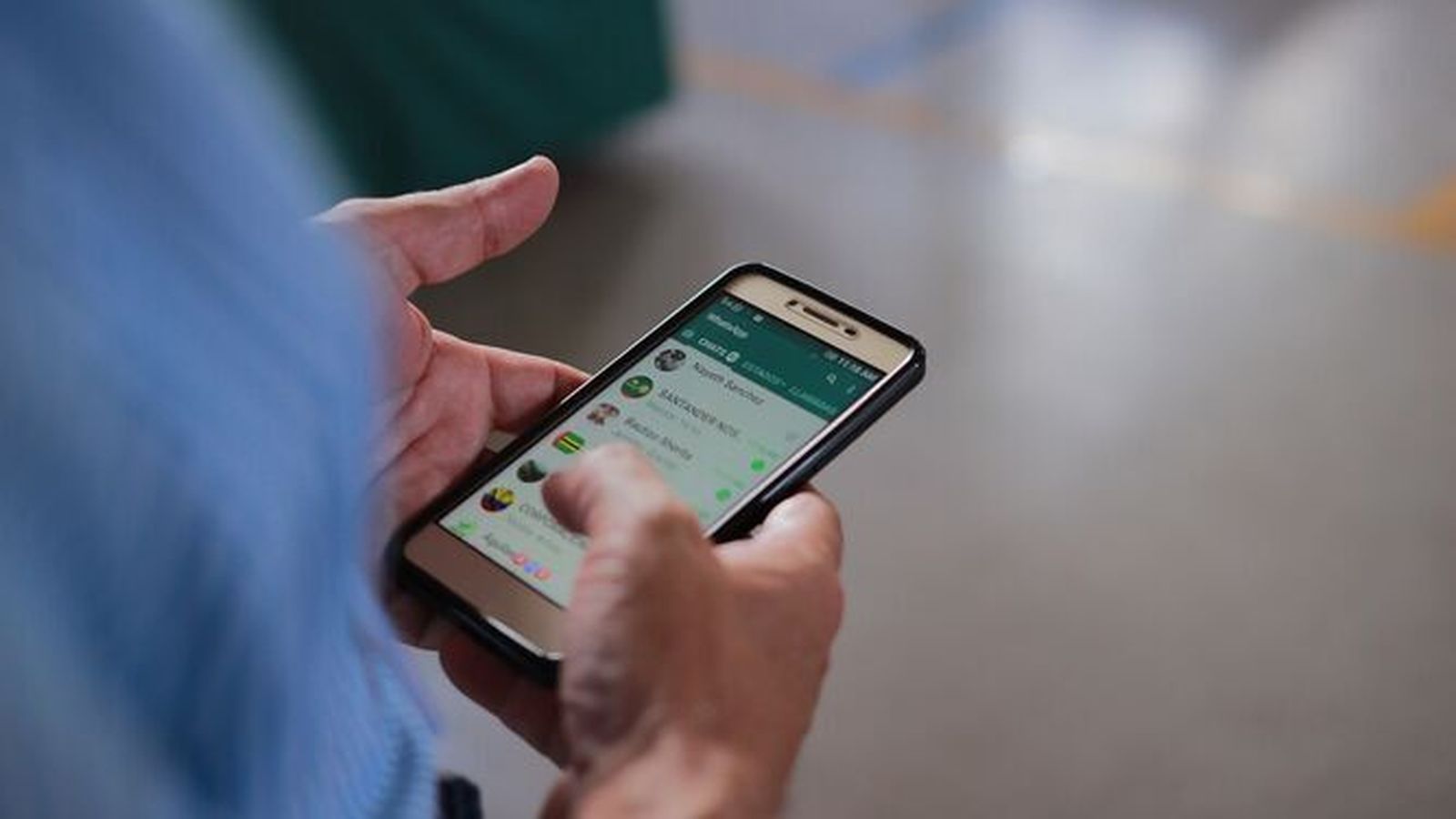 Un usuario, utilizando el chat de WhatsApp