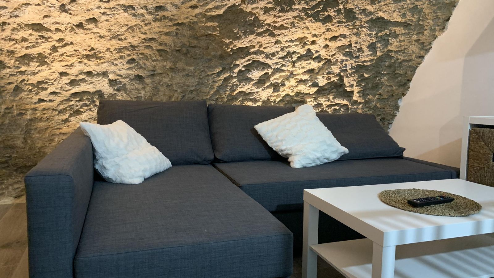 Una de las peculiaridades del diseño de estos apartamentos es la presencia de la roca en su interior