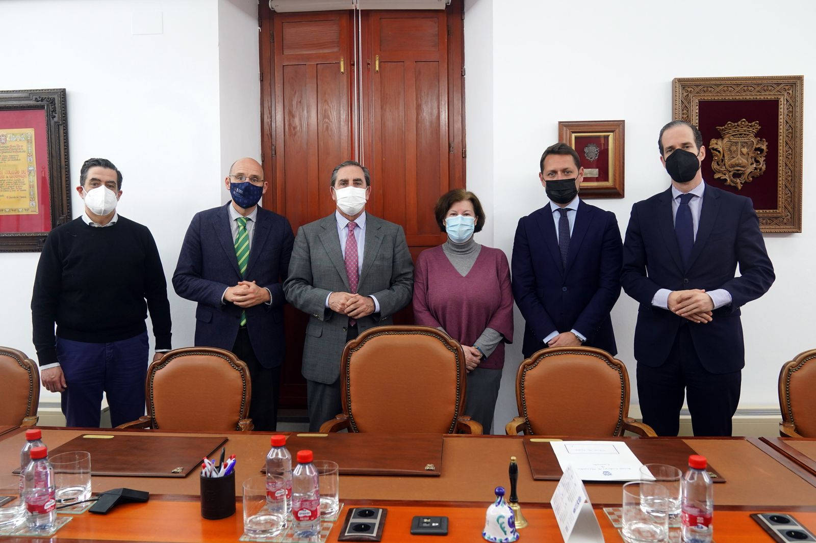 Imagen del acto de entrega de la aportación del Colegio de Abogados de Granada a Cáritas Diocesana