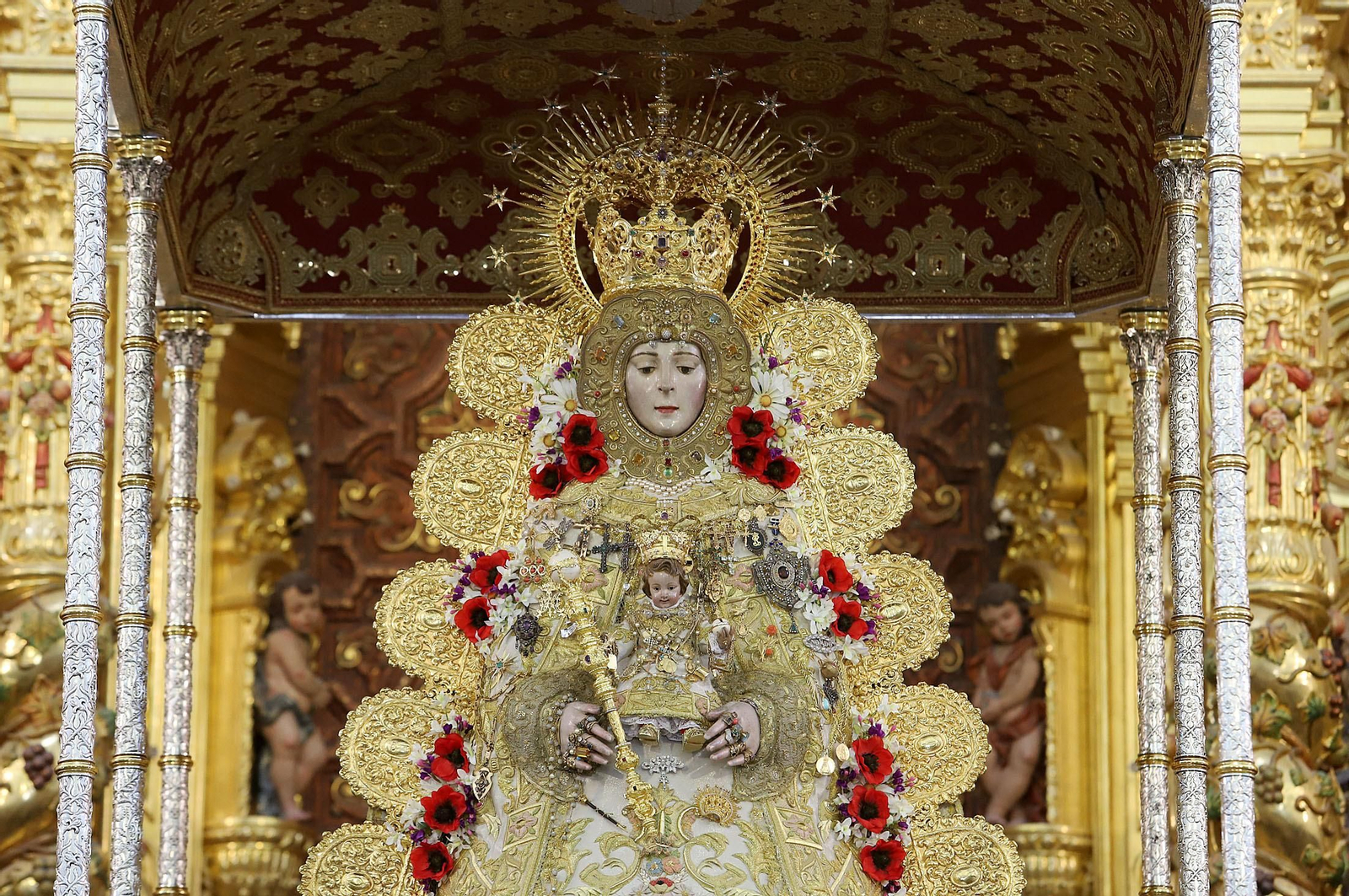 Ambiente en la aldea del Rocío previo a la llegada de las Hermandades, en imágenes